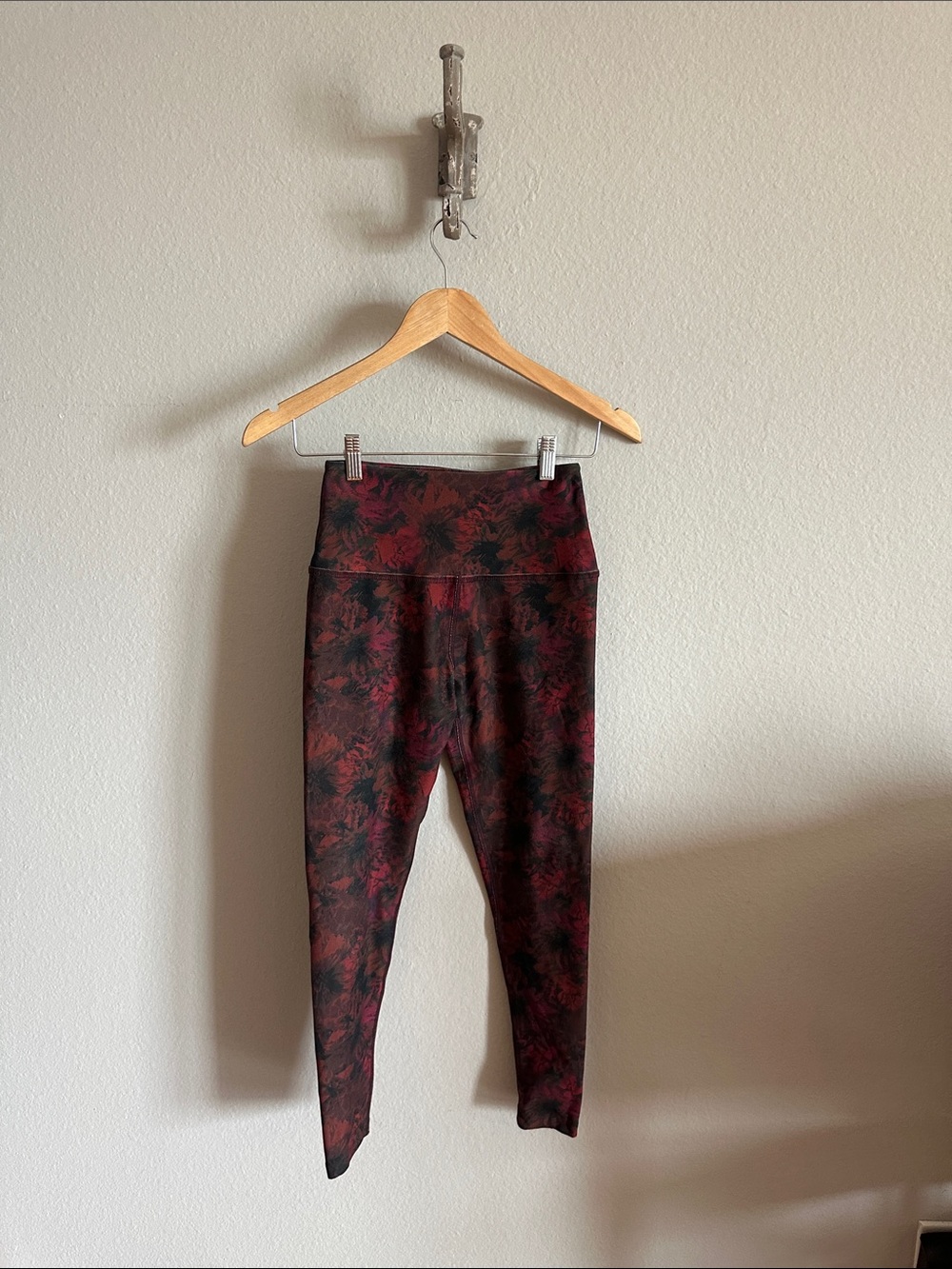 Beyond Yoga Spacedye Caught in the Midi Printed Leggings Red Black Print - Picture 4 of 9